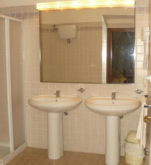 四人标准间, La Rocca