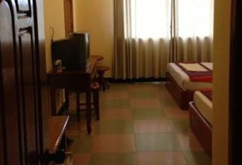 חדר דלוקס, M H