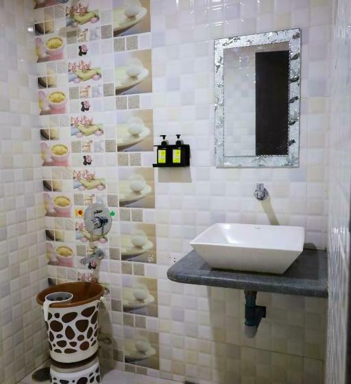 Camera Executive, Sai Bansi