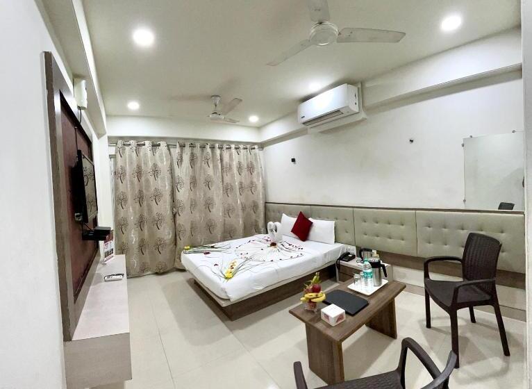 Cameră Deluxe, Sai Chhatra