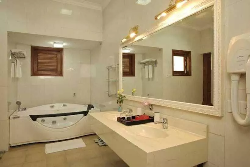 سوییت, The Hotel Myat Taw Win