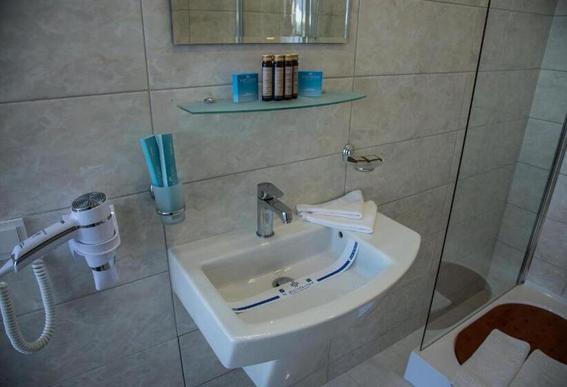 اتاق استاندارد با چشمانداز استخر, Boutique Hotel Portofino