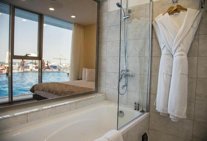 اتاق استاندارد با چشمانداز استخر, Boutique Hotel Portofino