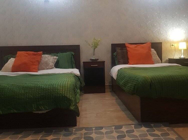 اتاق استاندارد سه نفره, Downtown Inn