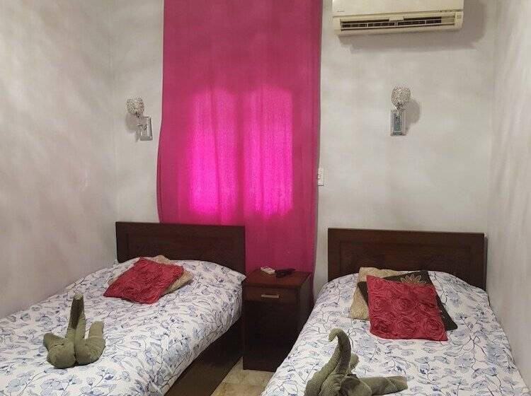 اتاق استاندارد, Downtown Inn