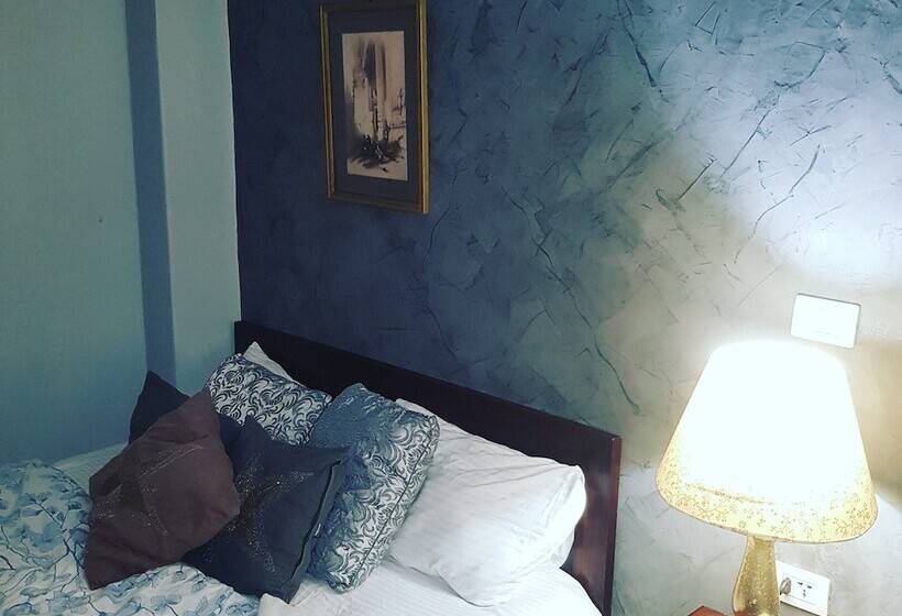 اتاق لوکس, Downtown Inn