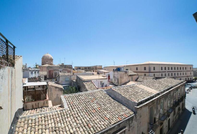 חדר סטנדרט, Henry's House