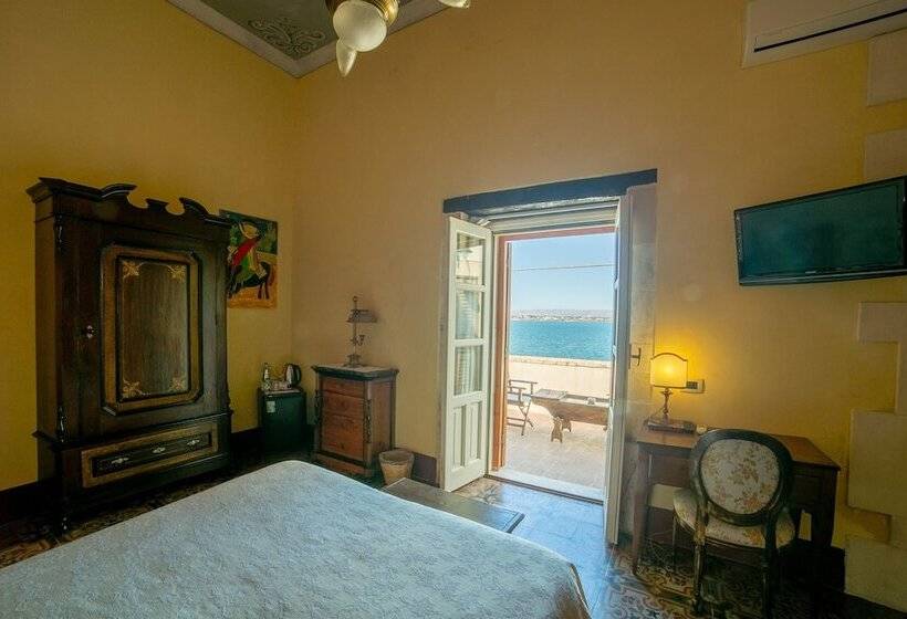 Полулюкс Вид на Море, Henry's House
