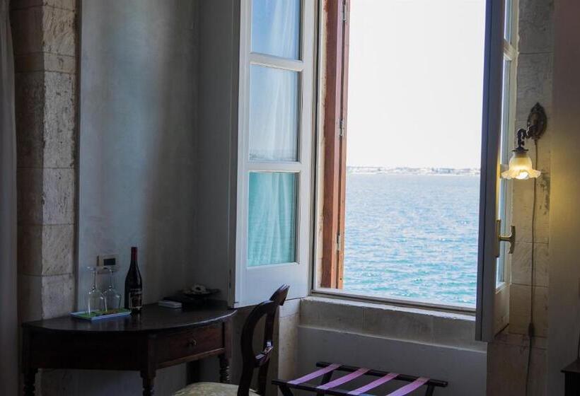Полулюкс Вид на Море, Henry's House
