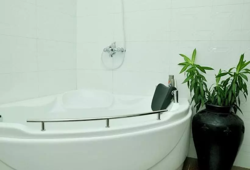 اتاق استاندارد سه تخته با بالکن, Vimean Sovannaphoum Resort