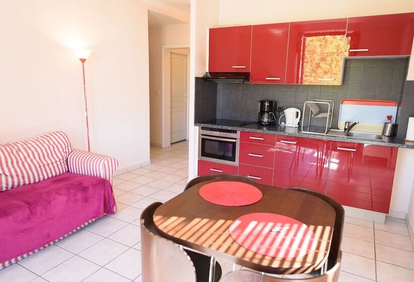 شقة غرفة واحدة, Les Z'hirondelles