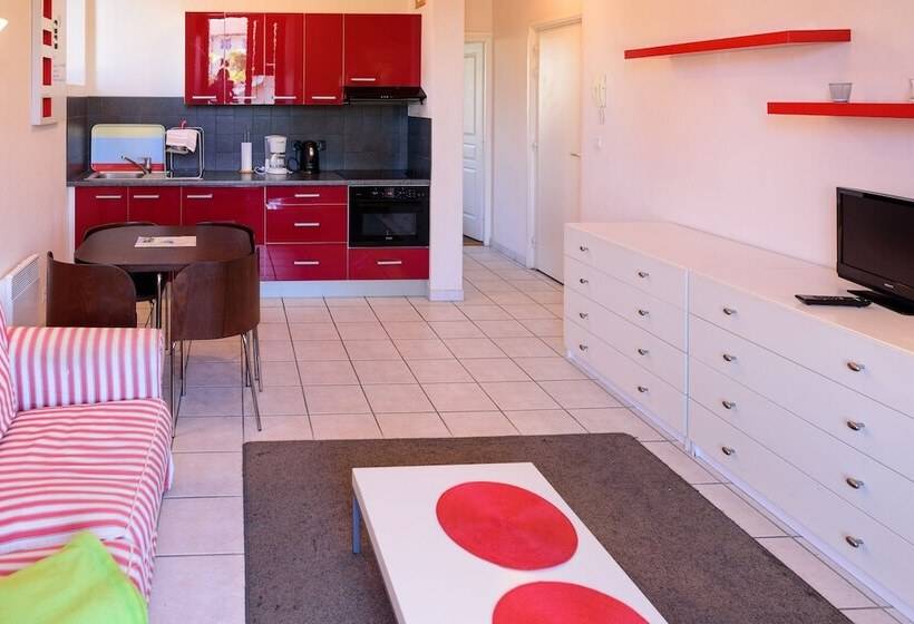 شقة غرفة واحدة, Les Z'hirondelles