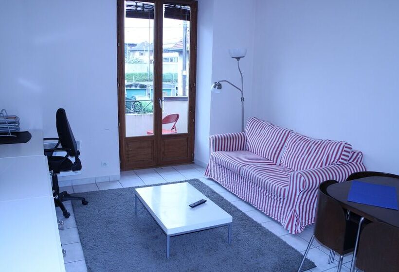 شقة غرفة واحدة, Les Z'hirondelles