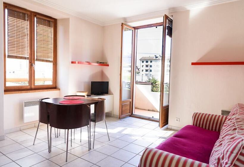 شقة غرفتين, Les Z'hirondelles