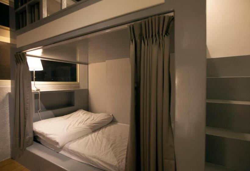 تختخواب در اتاق مشترک, Mr. Lobster’s Secret Den Design Hostel