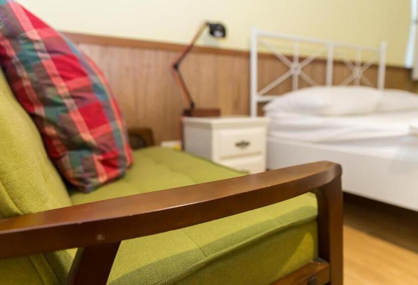 اتاق راحتی, Mr. Lobster’s Secret Den Design Hostel