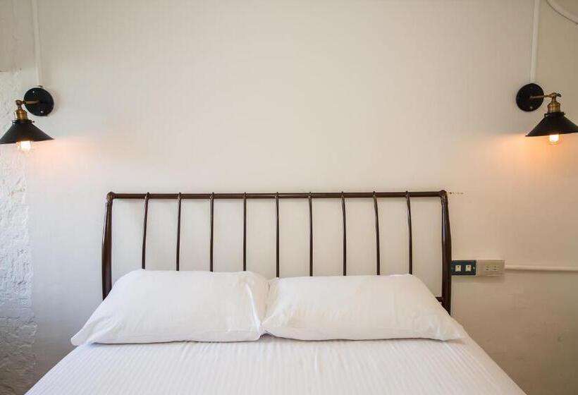 اتاق کلاسیک, Mr. Lobster’s Secret Den Design Hostel