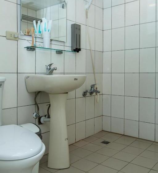 اتاق راحتی سه تخته, Mr. Lobster’s Secret Den Design Hostel