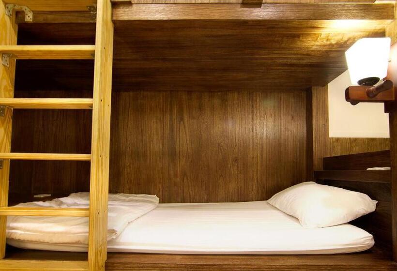 اتاق کلاسیک چهارنفره, Mr. Lobster’s Secret Den Design Hostel
