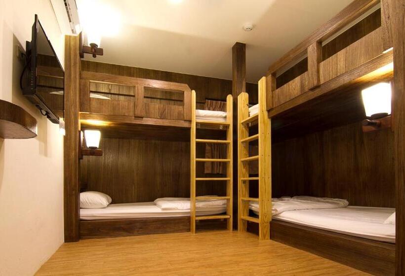 اتاق کلاسیک چهارنفره, Mr. Lobster’s Secret Den Design Hostel