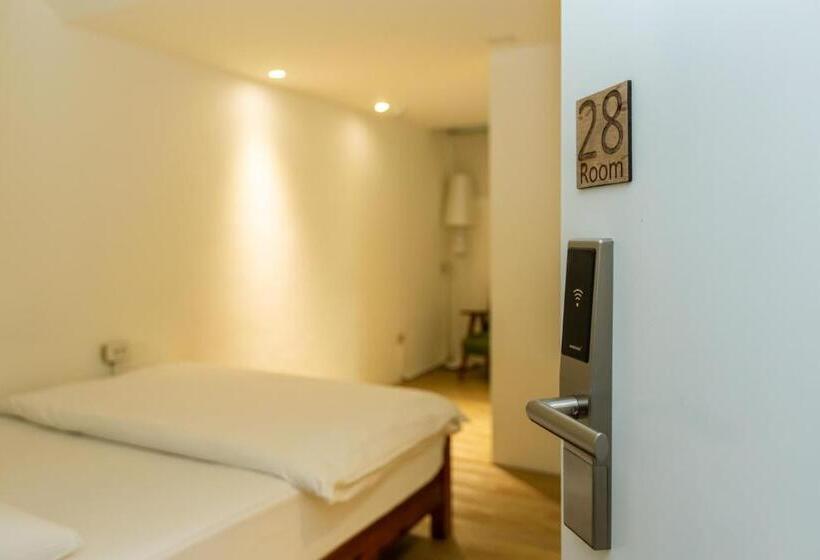 اتاق کلاس بیزنس, Mr. Lobster’s Secret Den Design Hostel