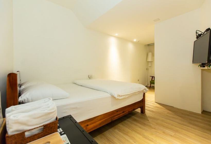 اتاق کلاس بیزنس, Mr. Lobster’s Secret Den Design Hostel
