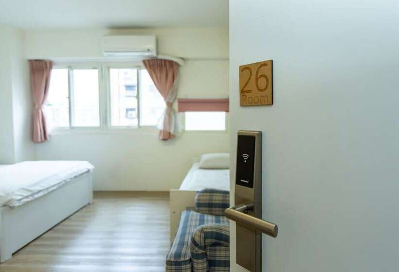 اتاق راحتی سه تخته, Mr. Lobster’s Secret Den Design Hostel