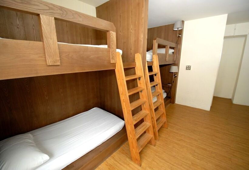 اتاق خانوادگی, Mr. Lobster’s Secret Den Design Hostel