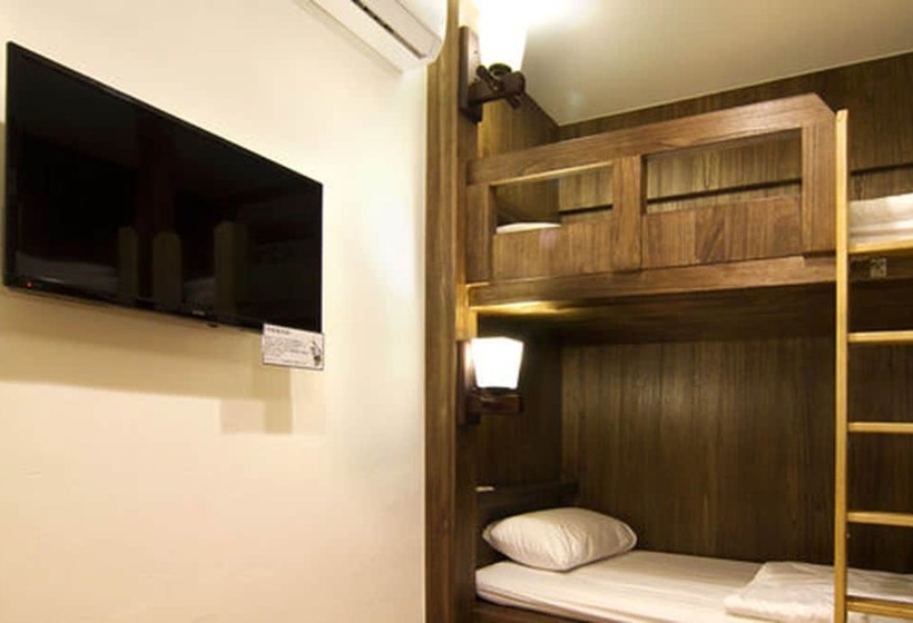 اتاق کلاسیک چهارنفره, Mr. Lobster’s Secret Den Design Hostel