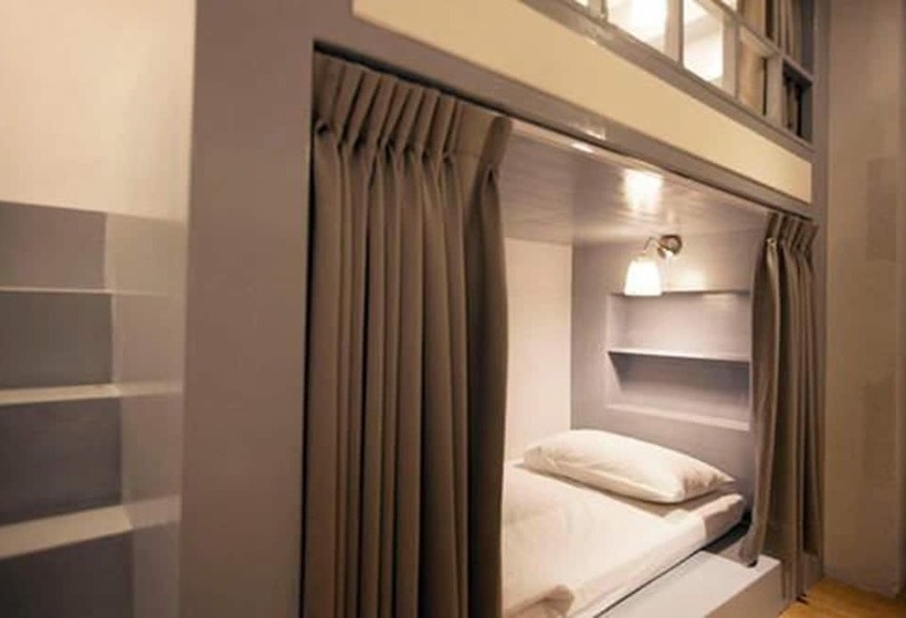تختخواب در اتاق مشترک, Mr. Lobster’s Secret Den Design Hostel