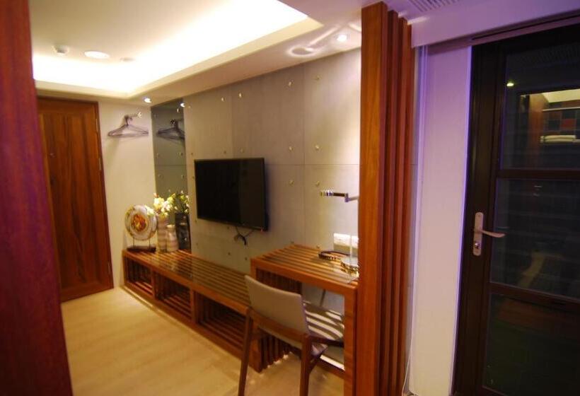 اتاق لوکس با بالکن, A&l Inn