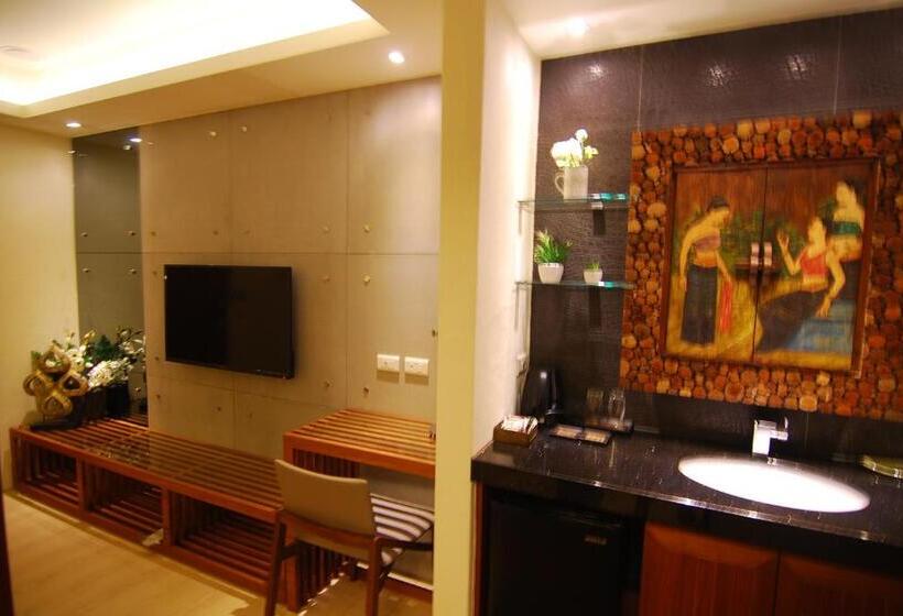 اتاق لوکس با بالکن, A&l Inn