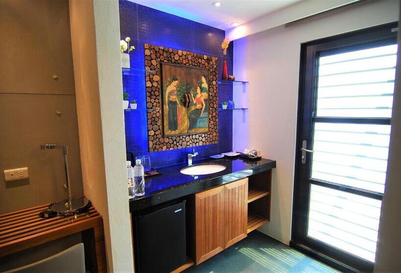 اتاق لوکس با بالکن, A&l Inn