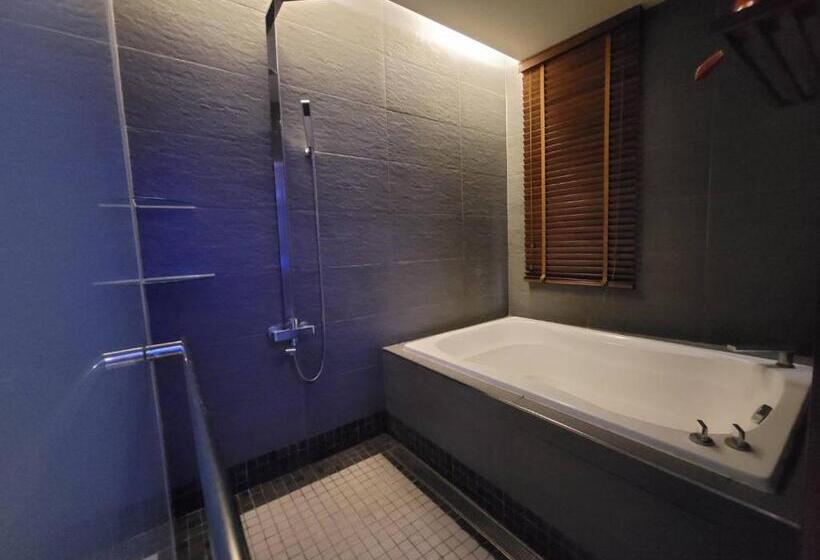 اتاق استاندارد چهارنفره با بالکن, A&l Inn