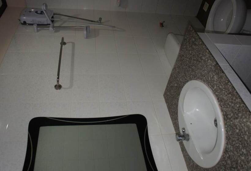 اتاق استاندارد سه نفره, Chaleunehoung