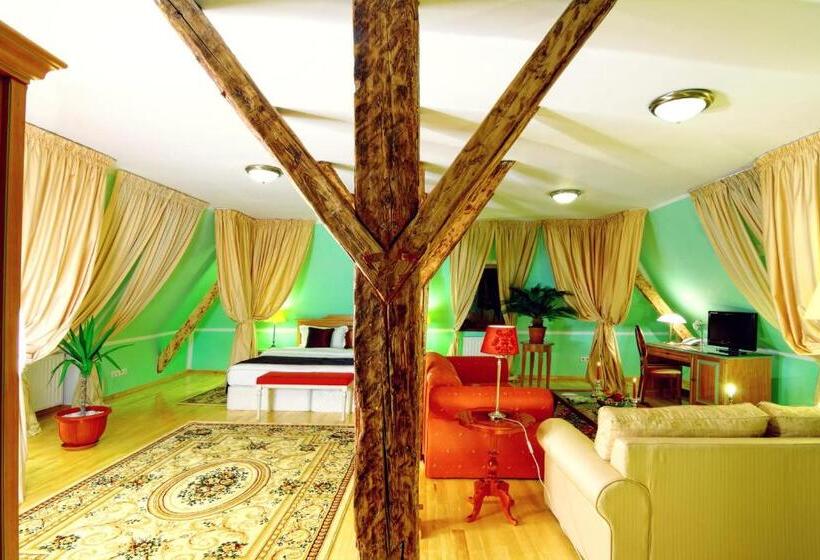 غرفة ديلوكس, The Council