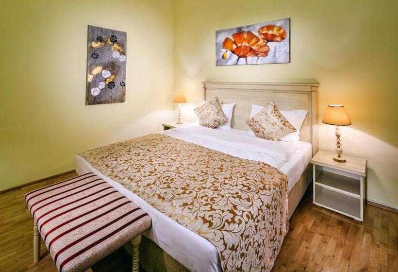 غرفة ديلوكس, The Council