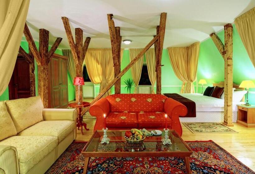 اتاق لوکس, The Council