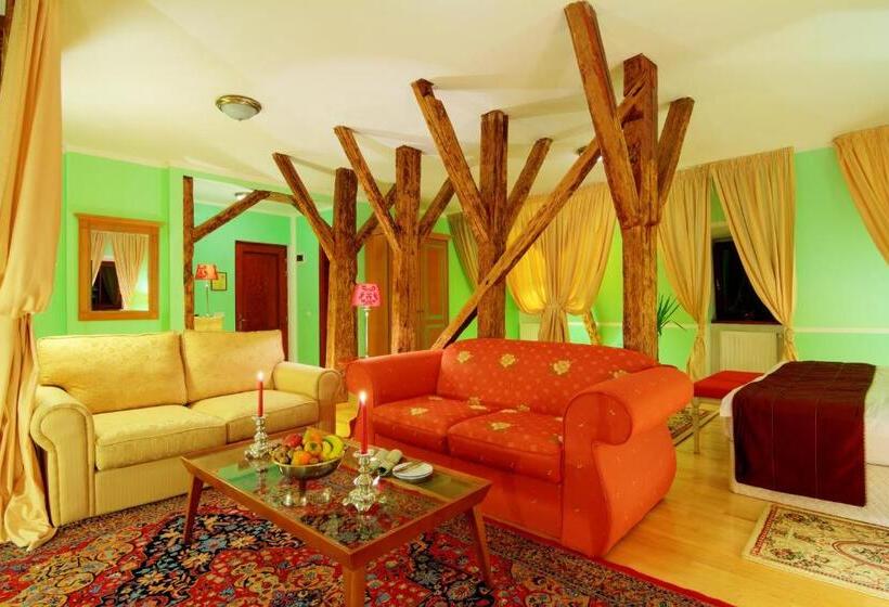 غرفة ديلوكس, The Council