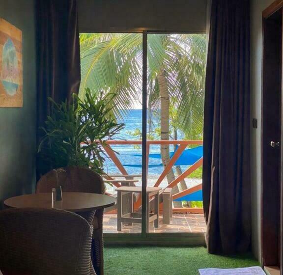 اتاق لوکس با بالکن و چشمانداز دریا, Maamadi Boutique