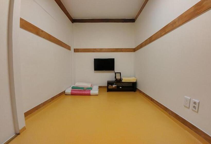 اتاق استاندارد سه نفره, Sophia Hanok Guesthouse