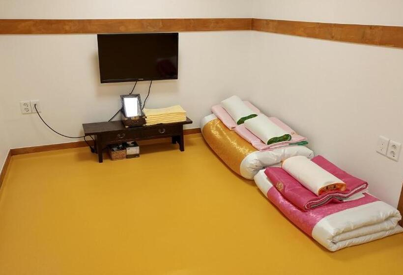 اتاق استاندارد چهار تخته, Sophia Hanok Guesthouse