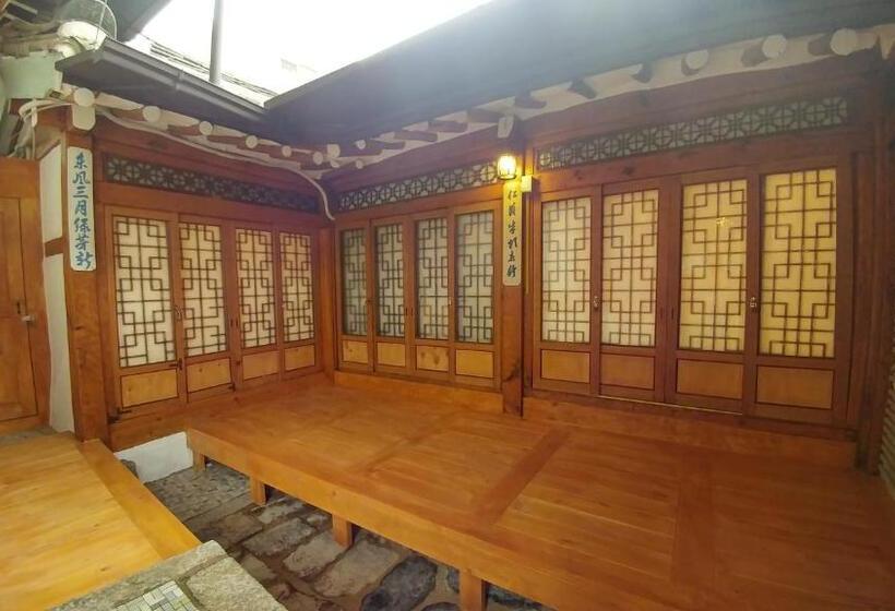 اتاق استاندارد چهار تخته, Sophia Hanok Guesthouse