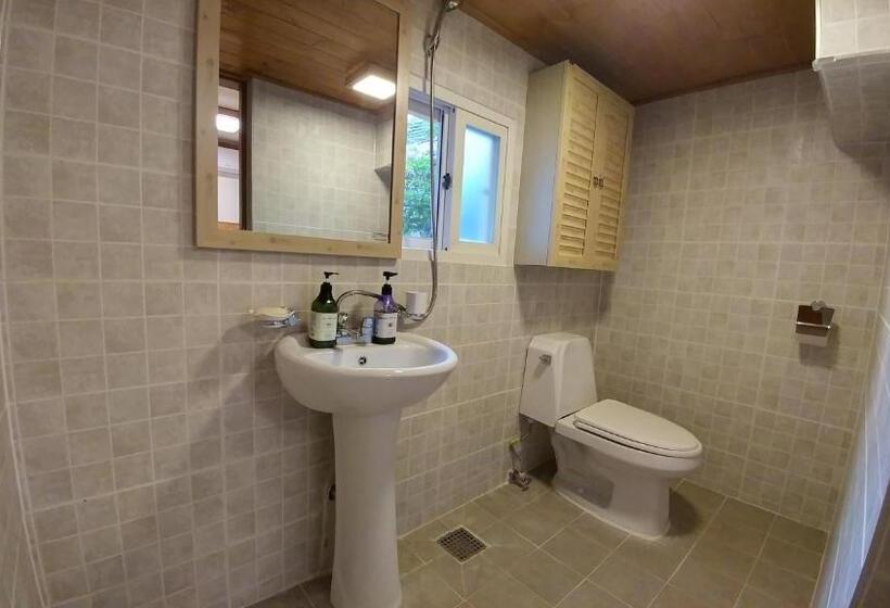 اتاق استاندارد چهار تخته, Sophia Hanok Guesthouse