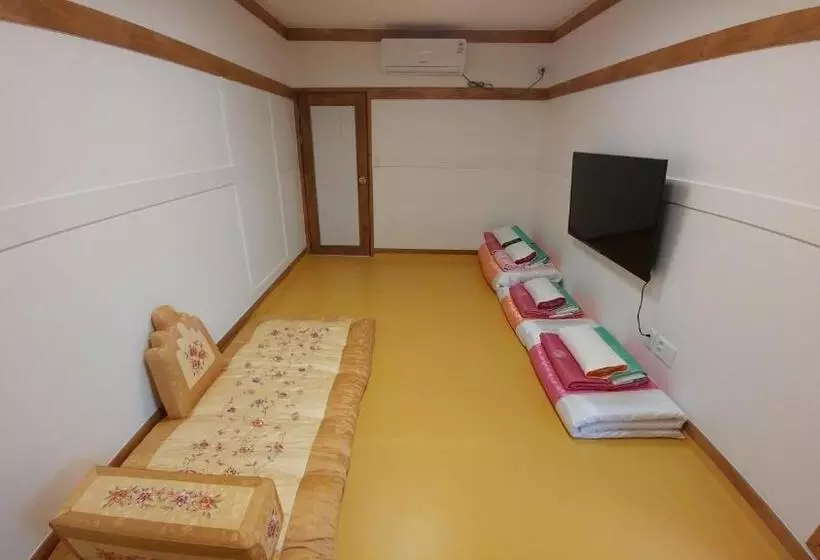 ファミリーステューディオ, Sophia Hanok Guesthouse