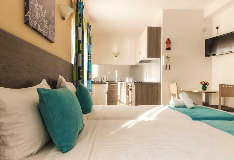 استودیوی استاندارد, Sunseeker Holiday Complex