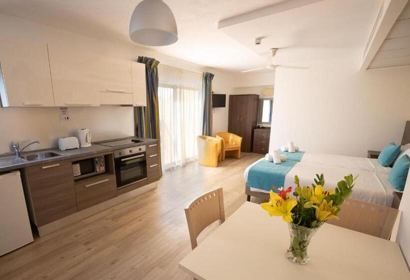 استودیوی سوپریور, Sunseeker Holiday Complex