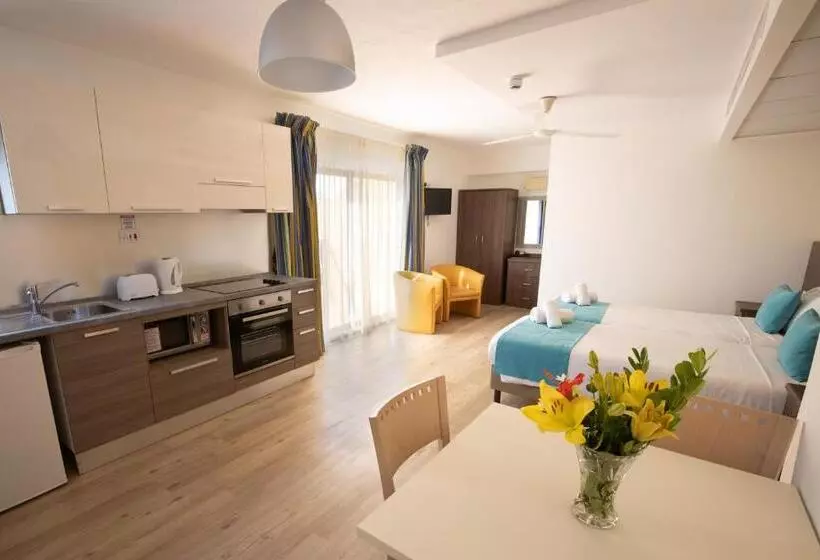 استودیوی سوپریور, Sunseeker Holiday Complex