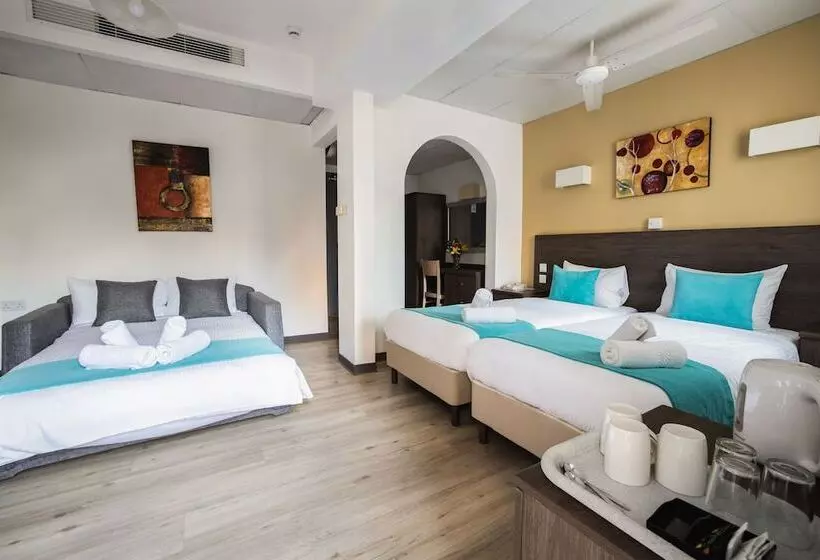 اتاق خانوادگی, Sunseeker Holiday Complex