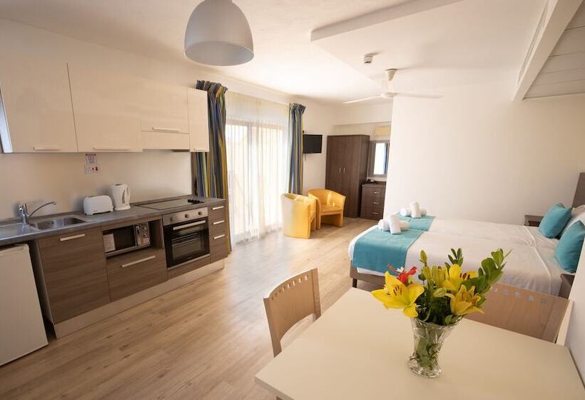 استودیوی سوپریور, Sunseeker Holiday Complex